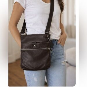 ROOTS Canada brown leather crossbody zippered shoulder bag